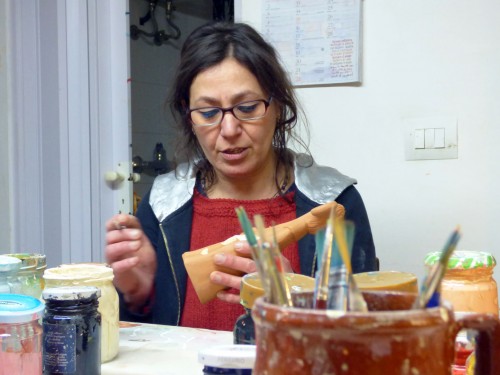 Patrizia Camassa nel suo laboratorio "La Terra Rossa" con i fischietti per @AstroSamantha