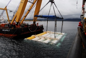 Isole Orcadi, Scozia. Il generatore Oyster viene posizionato a dodici metri di profondità