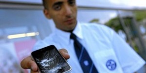 Una guardia giurata del Gard, in Francia, con l'iPhone che gli è esploso tra le mani