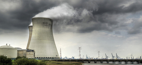 La centrale di Doel, che il Belgio vuole mantenere in servizio (foto Kris Taeleman/Flickr)