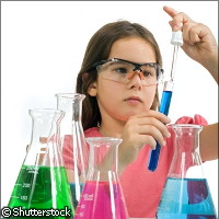 Bambina studia chimica