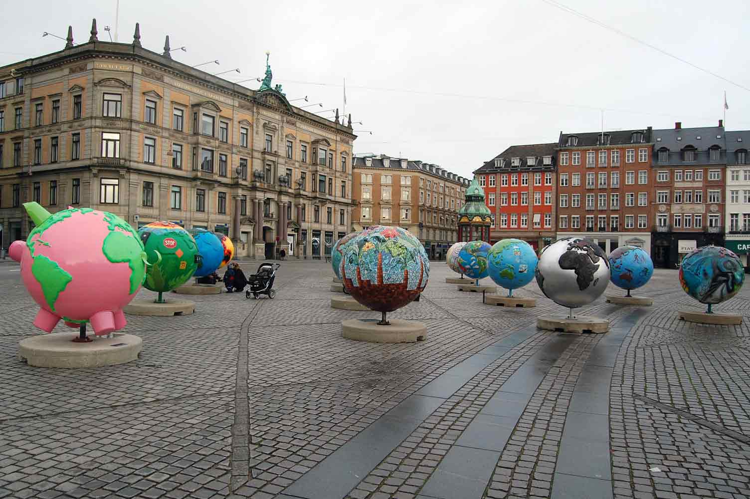 Coscienza ambientalista diffusa in Danimarca. Mappamondi colorati che denunciano il riscaldamento globale in piazza a Copenhagen (photo Pino Bruno)
