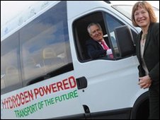 I ministri gallesi Peter Hain e Jane Davidson con il minivan a idrogeno realizzato dall'Università di Glamorgan